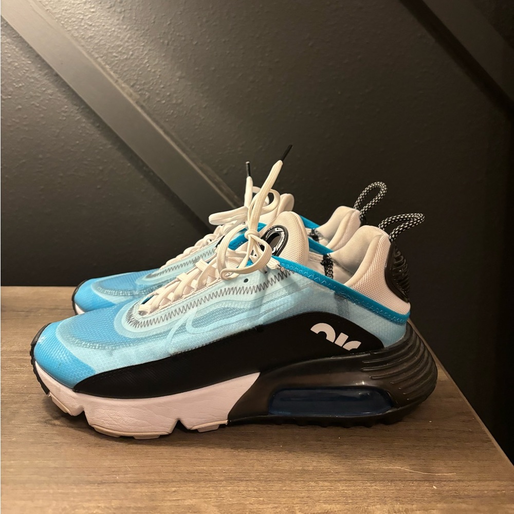 Mens blue Nike Air Max 2090. Good condition! Very cute. Women’s size 9!!